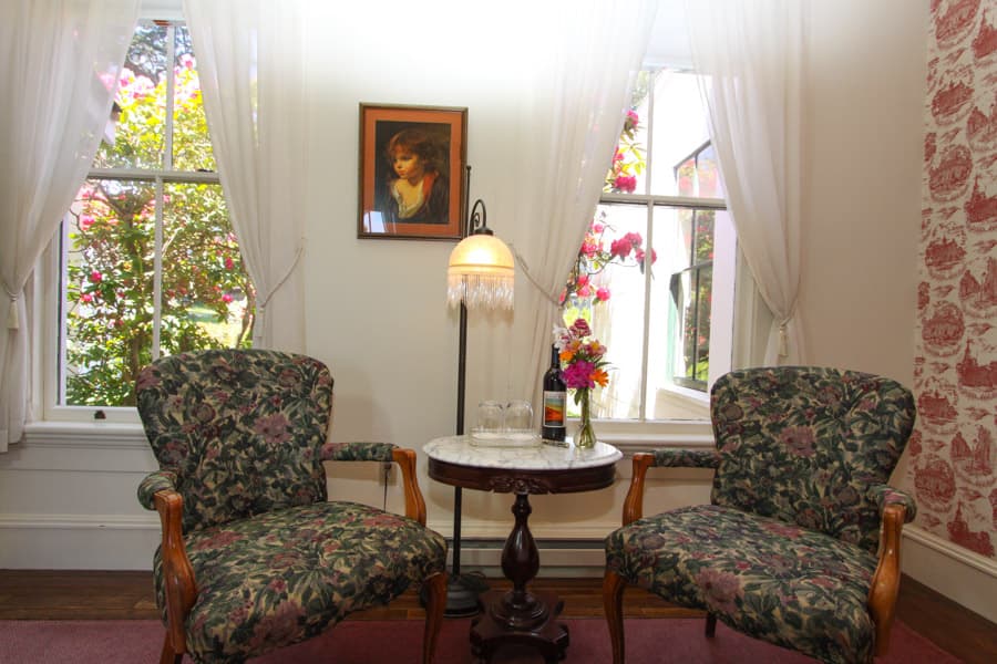 The Library Room - queen bed - sitting area