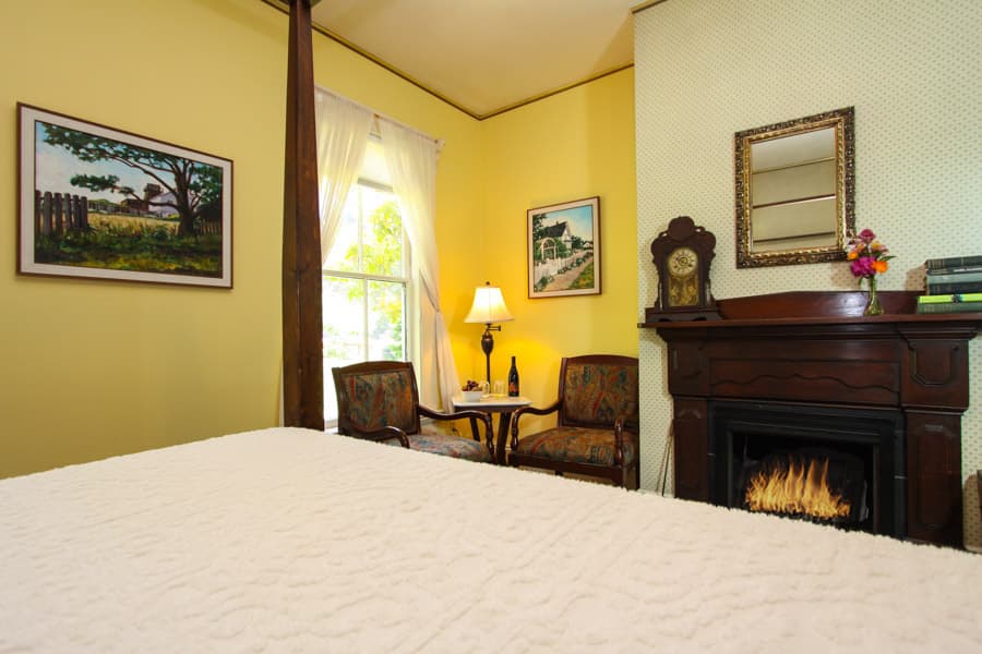 Master room, bed, fireplace, sitting area