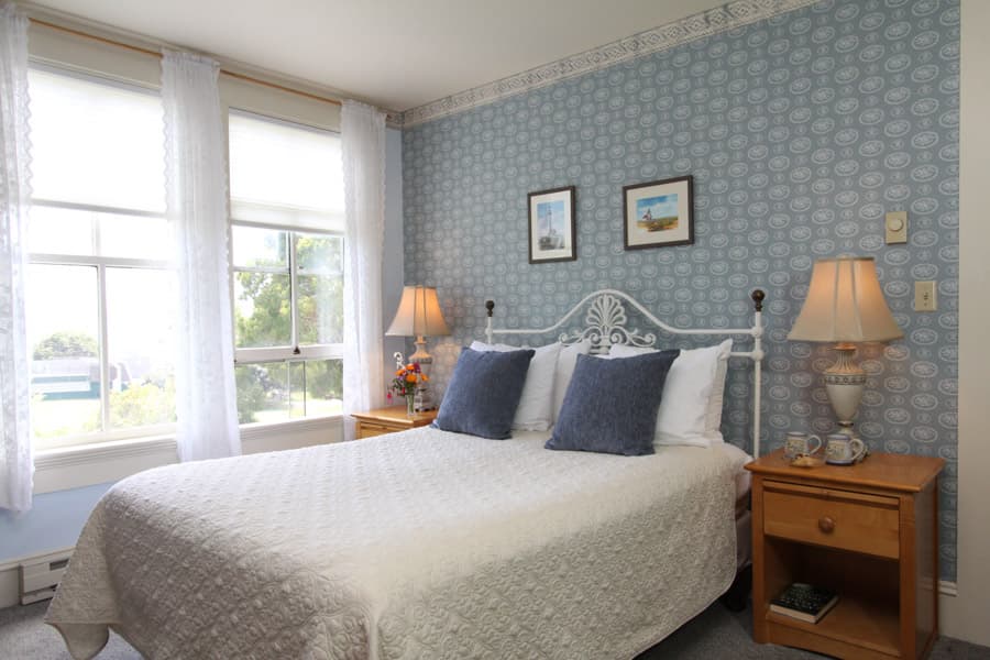 The Nautical room - Queen bed