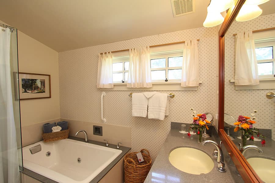 Cypress Cottage North bathroom