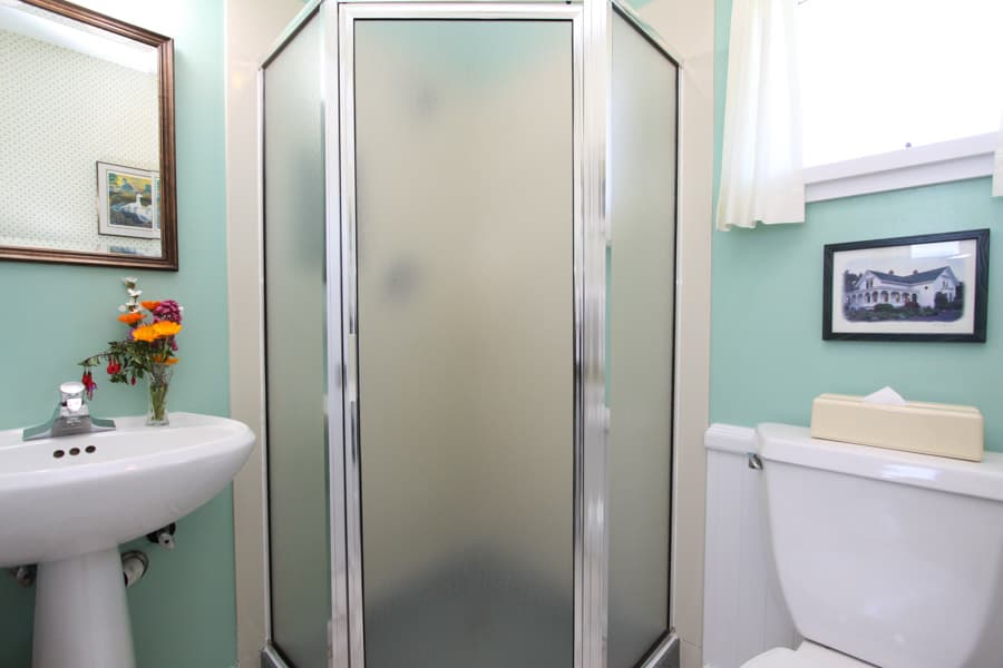The Meadow View private bath